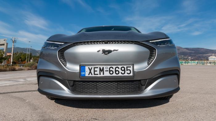 Η Ford Mustang Mach-E στο δρόμο θυμίζει σπορ μοντέλα